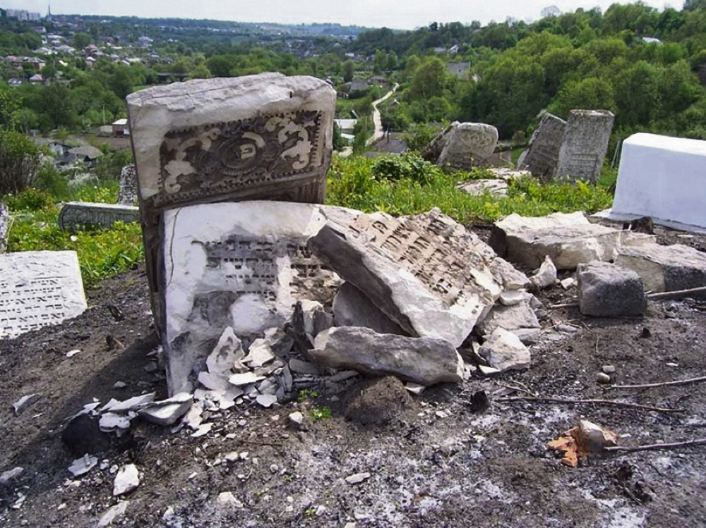Разрушенная могила